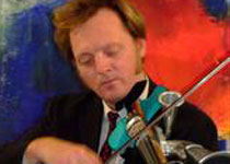 Titus Waldenfels with his Stroh violin