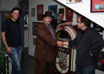 Der Pakt mit dem Teufel: (v.l.): Dom, Will, Verleger Thomas Ritter, Labelchef Uwe Hager