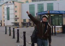 Tom vor dem Chelsea-Stadion